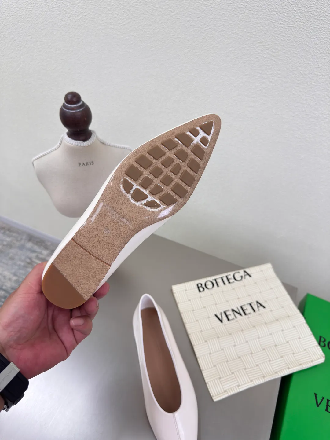 👟👟Ex-factory price 640👟👟 BV women's Sofia ballet shoes leather ballet shoes silver family elements woven series high version small round toe essential for commuting BV early autumn series are so beautiful💯 The use of elegant materials in shoes is intellectual, elegant and capable, full of high-end sense✅The design is beautiful~~ The fabric is made of original consistent lambskin and the shaping technology pursues the perfection of the internal process✅ Heel The foot pads are made of lambskin, never sloppy 🆚Original💯 Outsole technology Brand classic The new season uses Italian genuine leather outsole with clear dyeing technology and rubber square technology 💯 Comfortable and high-end flat design makes travel more comfortable and confident 35 36 37 38 39 40 41 42 (40 41 42 customized code number) Equipped with original packaging Hot glue process logo cloth bag